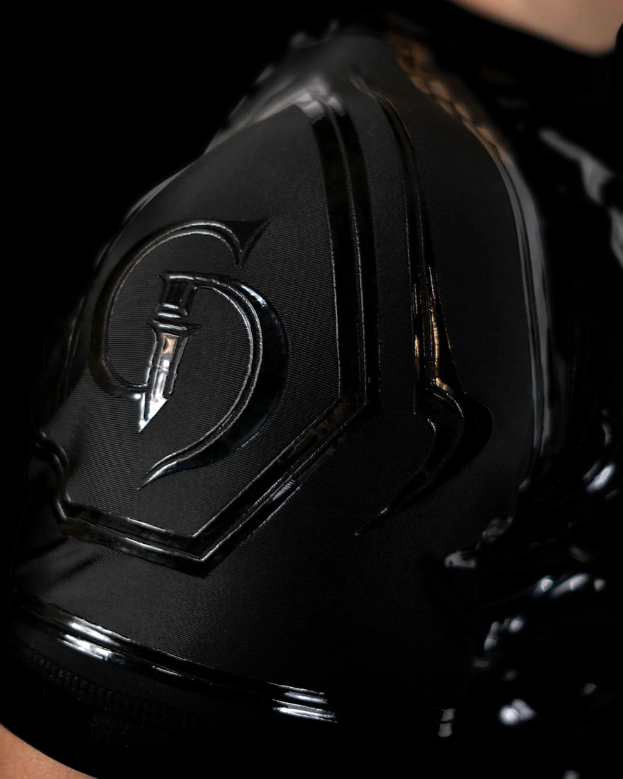 Knight Compression Midnight, close-up of the GD emblem on the shoulder in silicone relief