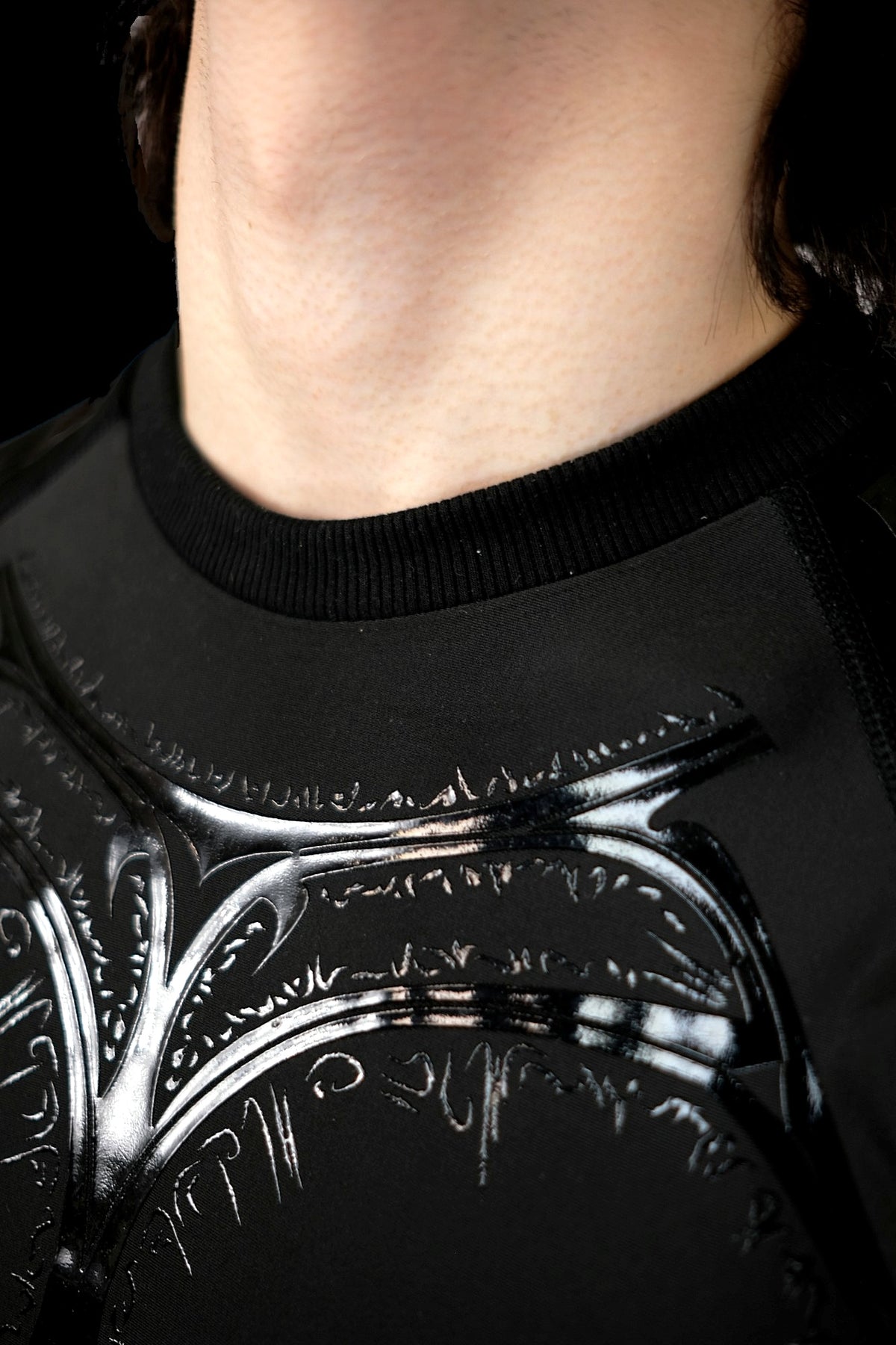 Knight Compression Midnight, close-up of the collar and chest silicone armor detail
